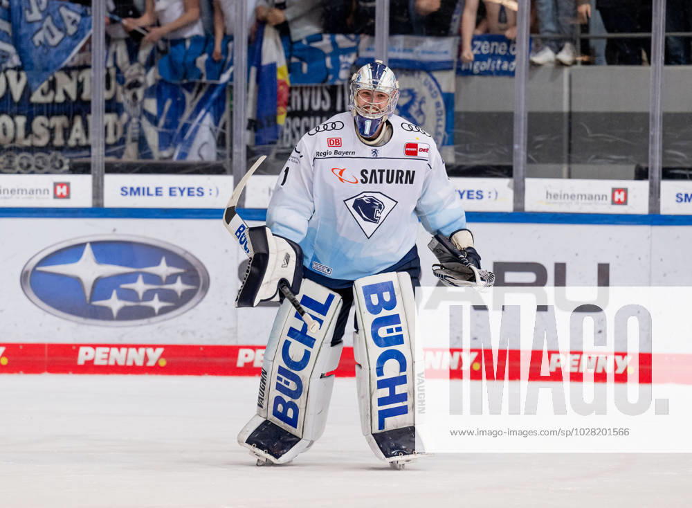 Jonas Stettmer (Torwart, ERC Ingolstadt Panther, 1) bei der Rueckkehr aus seiner Fankurve. EHC Red Bull Muenchen gegen ERC Ingolstadt, Eishockey, DEL, Playoffs, Finale Spiel 3, Saison 2022 2023, 18.04.2023. EHC Red Bull Muenchen gegen ERC Ingolstadt, Eishockey, DEL, Playoffs, Finale Spiel 3, Saison 2022 2023, 18.04.2023. Muenchen