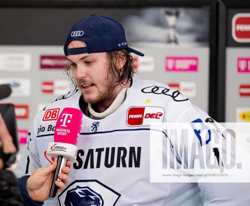 Jonas Stettmer (Torwart, ERC Ingolstadt Panther, 1) beim Fernseh - Interview mit Magenta nach dem Sieg. EHC Red Bull Muenchen gegen ERC Ingolstadt, Eishockey, DEL, Playoffs, Finale Spiel 3, Saison 2022 2023, 18.04.2023. EHC Red Bull Muenchen gegen ERC Ingolstadt, Eishockey, DEL, Playoffs, Finale Spiel 3, Saison 2022 2023, 18.04.2023. Muenchen