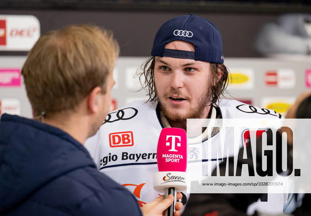 Jonas Stettmer (Torwart, ERC Ingolstadt Panther, 1) beim Fernseh - Interview mit Magenta nach dem Sieg. EHC Red Bull Muenchen gegen ERC Ingolstadt, Eishockey, DEL, Playoffs, Finale Spiel 3, Saison 2022 2023, 18.04.2023. EHC Red Bull Muenchen gegen ERC Ingolstadt, Eishockey, DEL, Playoffs, Finale Spiel 3, Saison 2022 2023, 18.04.2023. Muenchen
