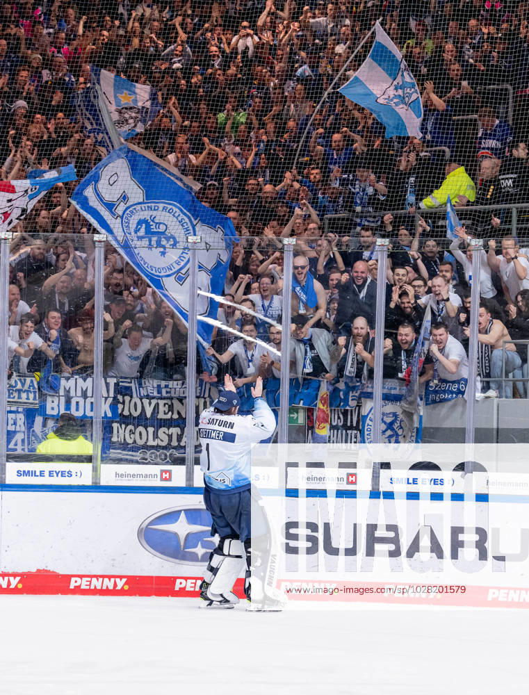 Jonas Stettmer (Torwart, ERC Ingolstadt Panther, 1) feiert mit den mitgereisten Fans den Sieg. EHC Red Bull Muenchen gegen ERC Ingolstadt, Eishockey, DEL, Playoffs, Finale Spiel 3, Saison 2022 2023, 18.04.2023. EHC Red Bull Muenchen gegen ERC Ingolstadt, Eishockey, DEL, Playoffs, Finale Spiel 3, Saison 2022 2023, 18.04.2023. Muenchen