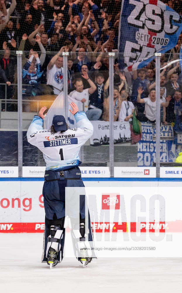 Jonas Stettmer (Torwart, ERC Ingolstadt Panther, 1) feiert mit den mitgereisten Fans den Sieg. EHC Red Bull Muenchen gegen ERC Ingolstadt, Eishockey, DEL, Playoffs, Finale Spiel 3, Saison 2022 2023, 18.04.2023. EHC Red Bull Muenchen gegen ERC Ingolstadt, Eishockey, DEL, Playoffs, Finale Spiel 3, Saison 2022 2023, 18.04.2023. Muenchen