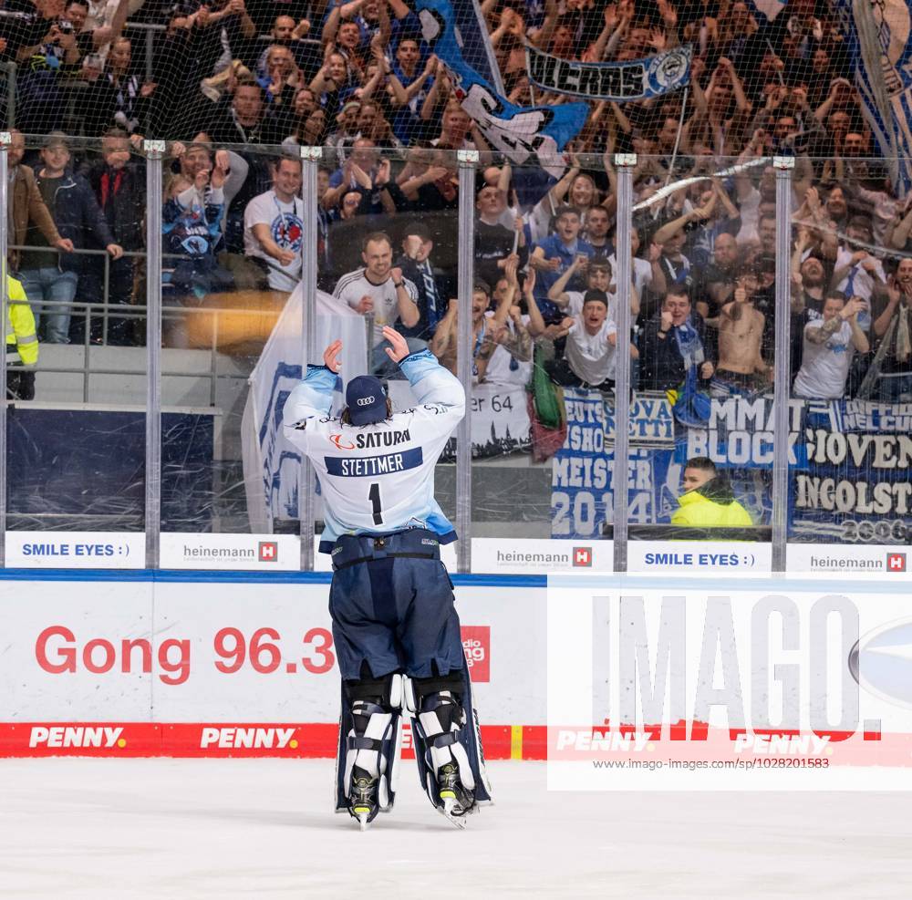 Jonas Stettmer (Torwart, ERC Ingolstadt Panther, 1) feiert mit den mitgereisten Fans den Sieg. EHC Red Bull Muenchen gegen ERC Ingolstadt, Eishockey, DEL, Playoffs, Finale Spiel 3, Saison 2022 2023, 18.04.2023. EHC Red Bull Muenchen gegen ERC Ingolstadt, Eishockey, DEL, Playoffs, Finale Spiel 3, Saison 2022 2023, 18.04.2023. Muenchen