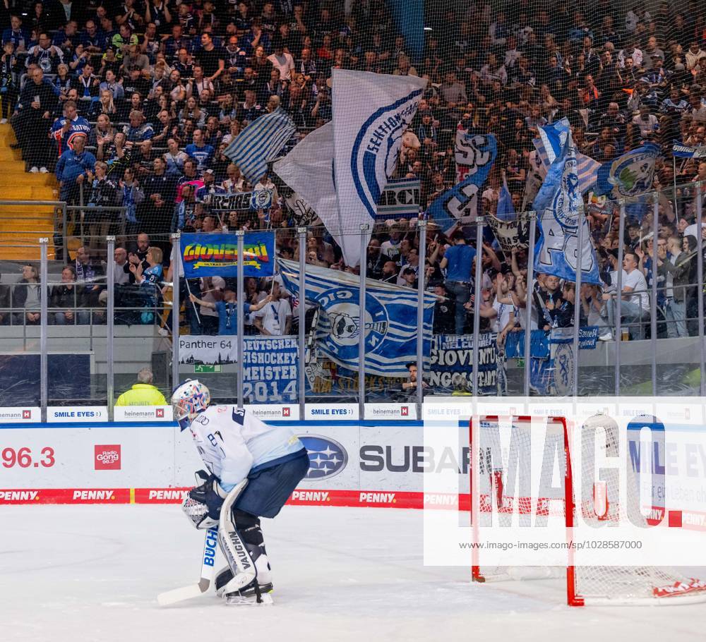 Jonas Stettmer (Torwart, ERC Ingolstadt Panther, 1) vor dem Ingolstaedter Fanblock. EHC Red Bull Muenchen gegen ERC Ingolstadt, Eishockey, DEL, Playoffs, Finale Spiel 5, Saison 2022 2023, 23.04.2023. EHC Red Bull Muenchen gegen ERC Ingolstadt, Eishockey, DEL, Playoffs, Finale Spiel 5, Saison 2022 2023, 23.04.2023. Muenchen