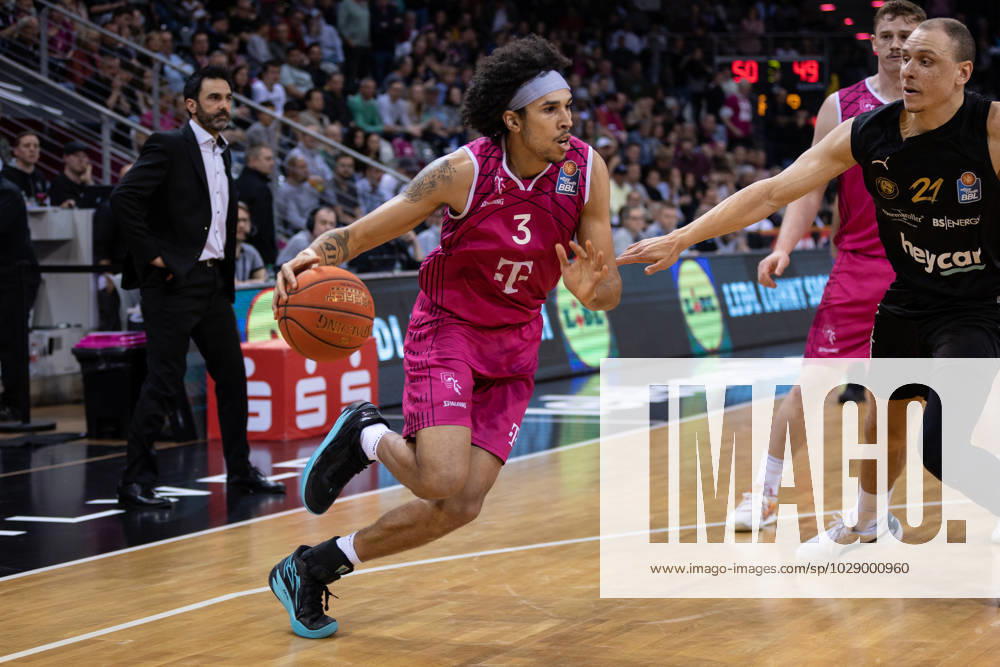 EasyCredit Basketball Bundesliga, Telekom Baskets Bonn vs. Basketball Löwen Braunschweig, 29.04.2023 Tyson WARD (Telekom Baskets Bonn 3) und Robin Amaize (Basketball Löwen Braunschweig 21)
