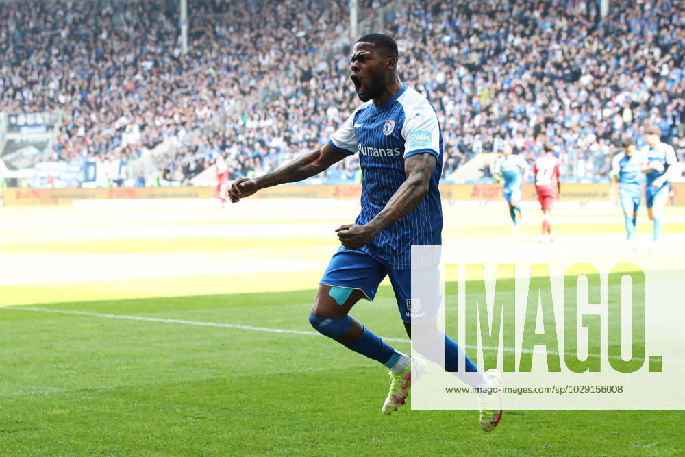 Torjubel - Torschütze Moritz Broni Kwarteng (1. FC Magdeburg,8) trifft zum 1-0 - 2. Fußball Bundesliga Saison 2022-2023 1. FC Magdeburg vs. Hamburger SV in der MDCC Arena in Magdeburg - Aktion,Fußball,Mann,Männer,Deutschland