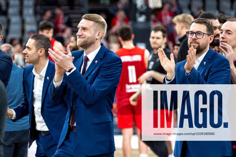 Marko Stankovic (Telekom Baskets Bonn, Co-Trainer), Tuomas Iisalo (Telekom Baskets Bonn, Trainer), Adrian Kovacs (Telekom Baskets Bonn, Co-Trainer), jubelt, Jubel, Spielende, Brose Bamberg vs. Telekom Baskets Bonn, Basketball, easyCredit BBL, 33. Spieltag, 04.05.2023 Brose Bamberg vs. Telekom Baskets Bonn, Basketball, easyCredit BBL, 33. Spieltag, 04.05.2023 Bamberg