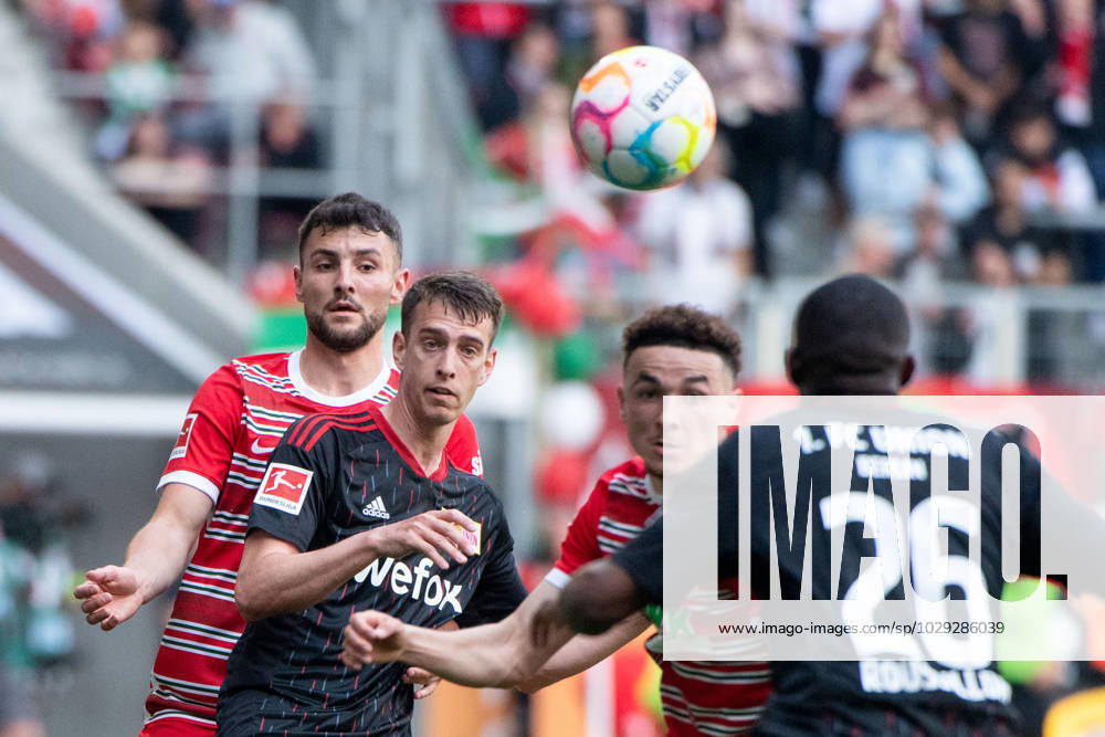 Janik Haberer (FC Union Berlin, 19) im Zweikampf mit Maximilian Bauer (FC Augsburg, 23), GER, FC Augsburg (FCA) vs. 1. FC Union Berlin (FCU), Fussball, Herren, 1. Bundesliga, 31. Spieltag, Saison 2022 2023, 06.05.2023 DFB DFL regulations prohibit any use of photographs as image sequences and or quasi-video GER, FC Augsburg (FCA) vs. 1. FC Union Berlin (FCU), Fussball, Herren, 1. Bundesliga, 31. Spieltag, Saison 2022 2023, 06.05.2023 Augsburg
