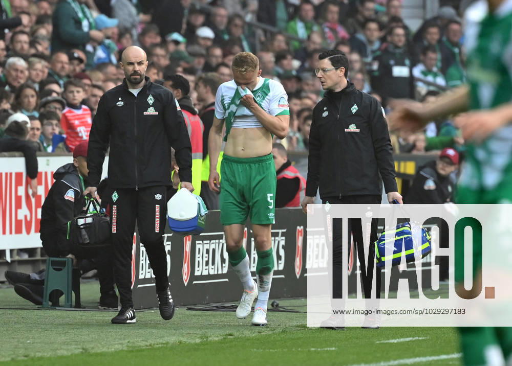Verletzung Amos Pieper (Werder Bremen) 06.05.2023, Fussball GER, Saison 2022 2023, 1. Bundesliga, 31. Spieltag, SV Werder Bremen - FC Bayern München Bremen Weserstadion Bremen Deutschland
