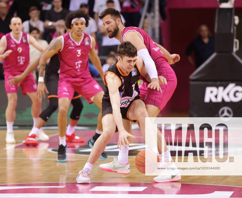 Leon Kratzer Telekom Baskets Bonn vs. Juan Nunez ratiopharm ulm Foto: Jörn Wolter
