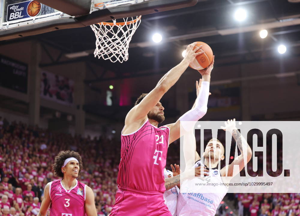 Leon Kratzer Telekom Baskets Bonn vs. Arnas Velicka NINERS Chemnitz , Playoffs Viertellfinale Spiel 1