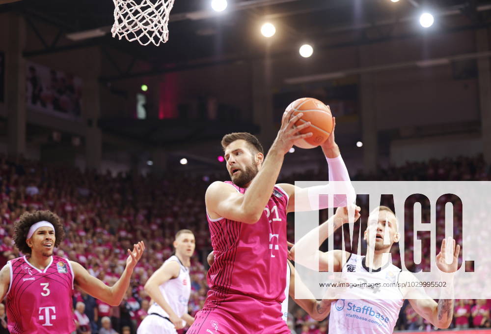Leon Kratzer Telekom Baskets Bonn vs. Arnas Velicka NINERS Chemnitz , Playoffs Viertellfinale Spiel 1