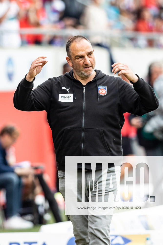 Frank Schmidt (FC Heidenheim, Chef-Trainer) feuert die Fans an 1. FC Heidenheim vs. SV Sandhausen, 2. Fussball Bundesliga, 33. Spieltag, 20.05.2023, Saison 2022 2023 DFL REGULATIONS PROHIBIT ANY USE OF PHOTOGRAPHS AS IMAGE SEQUENCES AND OR QUASI-VIDEO 1. FC Heidenheim 1846 vs. SV Sandhausen, 2. Fussball Bundesliga, 20.05.2023, 33. Spieltag Heidenheim