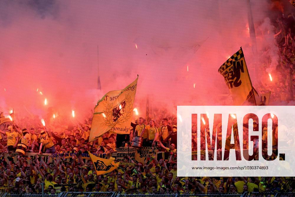 DORTMUND - Borussia Dortmund supporters ahead of the Bundesliga match between Borussia Dortmund and 1 FSV Mainz 05 at the Signal Iduna Park on May 27, 2023 in Dortmund, Germany. AP Dutch Height Bundesliga 2022 2023 ANPxSportx xGerritxvanxKeulenxIVx 470317040 originalFilename: 470317040