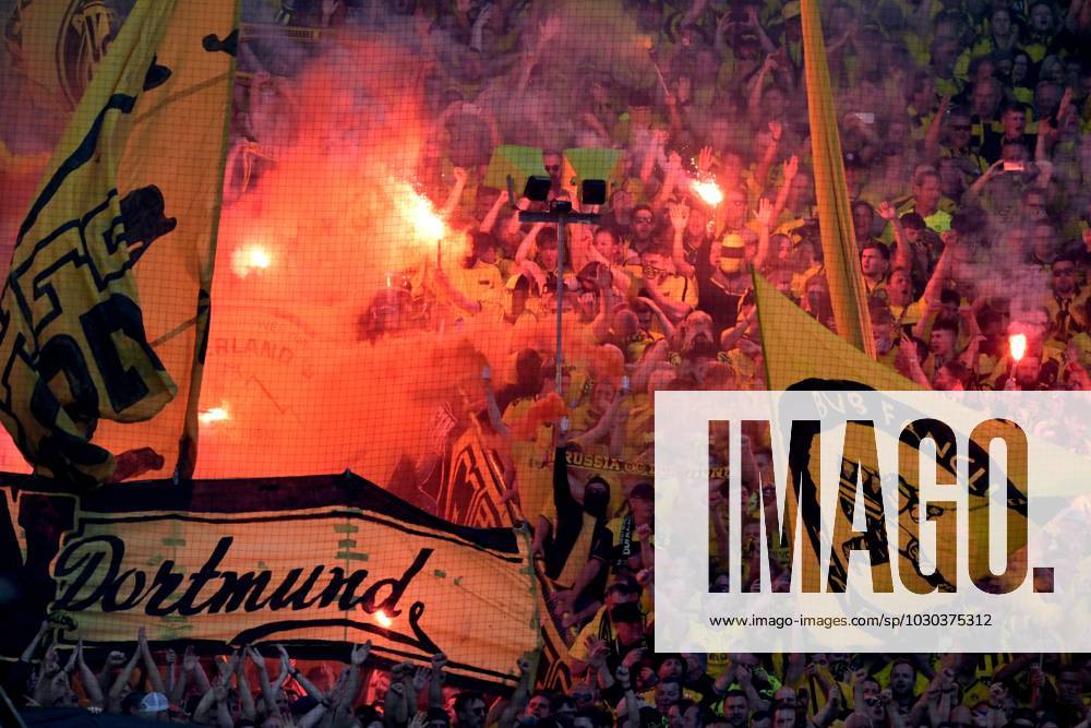DORTMUND - Borussia Dortmund supporters ahead of the Bundesliga match between Borussia Dortmund and 1 FSV Mainz 05 at the Signal Iduna Park on May 27, 2023 in Dortmund, Germany. AP Dutch Height Bundesliga 2022 2023 ANPxSportx xGerritxvanxKeulenxIVx 470317454 originalFilename: 470317454