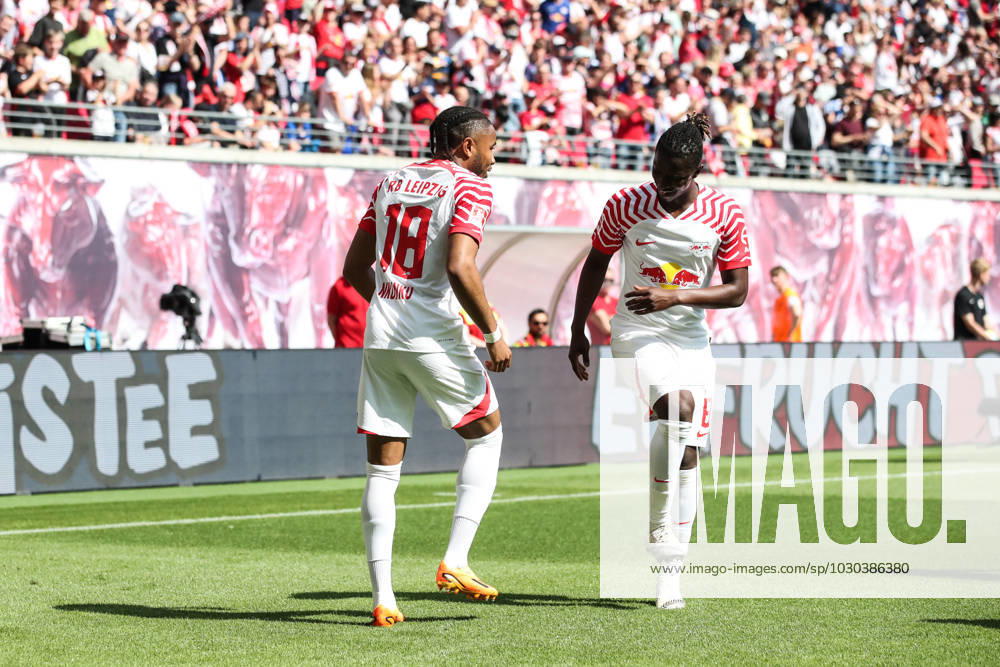 Torjubel - Torschütze Christopher Nkunku (RB Leipzig,18) trifft zum 2-0 mit Amadou Haidara (RB Leipzig,8) - 1. Fussball Bundesliga Saison 2022-2023 Punktspiel RB Leipzig vs. FC Schalke 04 in der Red Bull Arena in Leipzig - Aktion,Fussball,Deutschland,Mann,Männer