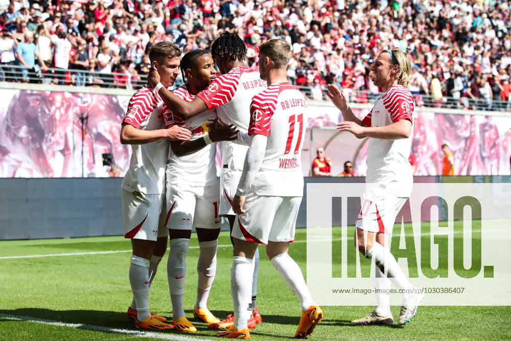 Torjubel - Torschütze Christopher Nkunku (RB Leipzig,18) trifft zum 2-0 - 1. Fussball Bundesliga Saison 2022-2023 Punktspiel RB Leipzig vs. FC Schalke 04 in der Red Bull Arena in Leipzig - Aktion,Fussball,Deutschland,Mann,Männer