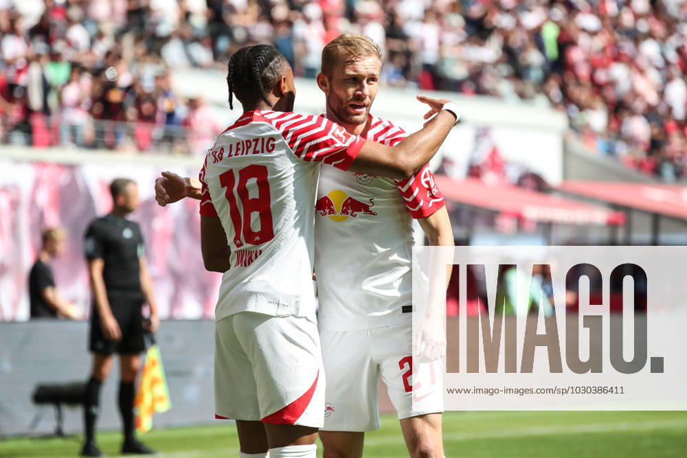 Torjubel - Torschütze Christopher Nkunku (RB Leipzig,18) trifft zum 2-0 mit Konrad Laimer (RB Leipzig,27) - 1. Fussball Bundesliga Saison 2022-2023 Punktspiel RB Leipzig vs. FC Schalke 04 in der Red Bull Arena in Leipzig - Aktion,Fussball,Deutschland,Mann,Männer