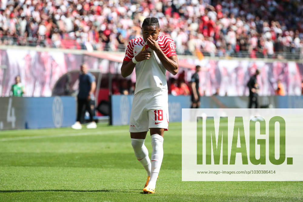 Torjubel - Torschütze Christopher Nkunku (RB Leipzig,18) trifft zum 2-0 - 1. Fussball Bundesliga Saison 2022-2023 Punktspiel RB Leipzig vs. FC Schalke 04 in der Red Bull Arena in Leipzig - Aktion,Fussball,Deutschland,Mann,Männer