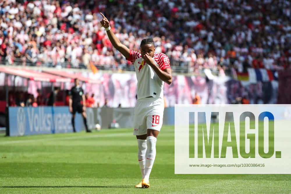 Torjubel - Torschütze Christopher Nkunku (RB Leipzig,18) trifft zum 2-0 - 1. Fussball Bundesliga Saison 2022-2023 Punktspiel RB Leipzig vs. FC Schalke 04 in der Red Bull Arena in Leipzig - Aktion,Fussball,Deutschland,Mann,Männer