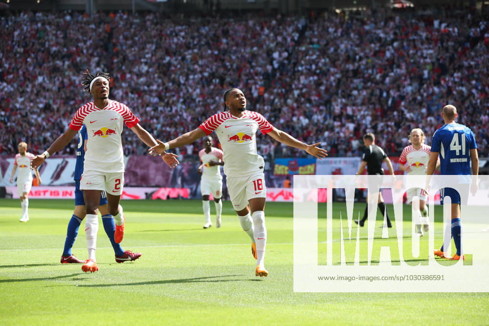 Torjubel - Torschütze Christopher Nkunku (RB Leipzig,18) trifft zum 2-0 - 1. Fussball Bundesliga Saison 2022-2023 Punktspiel RB Leipzig vs. FC Schalke 04 in der Red Bull Arena in Leipzig - Aktion,Fussball,Deutschland,Mann,Männer