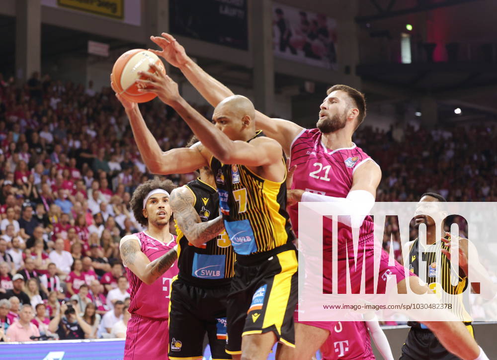 Leon Kratzer Telekom Baskets Bonn vs. Shonn Miller MHP RIESEN Ludwigsburg , Playoffs Halbfinale Spiel 1