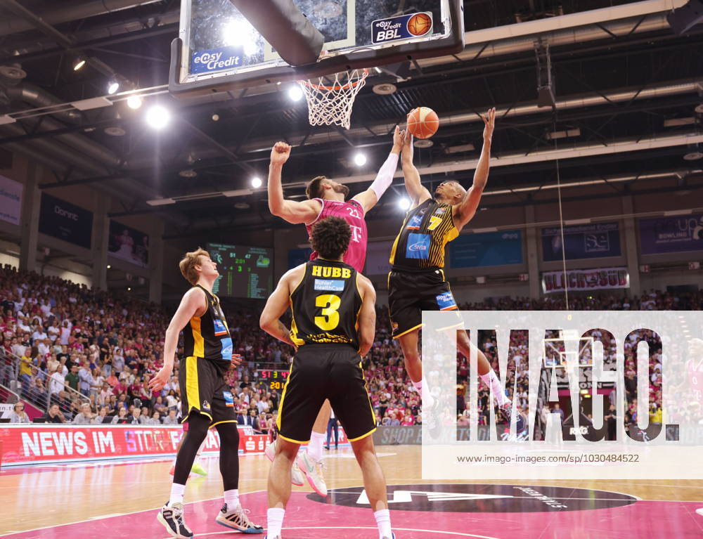 Leon Kratzer Telekom Baskets Bonn vs. Shonn Miller MHP RIESEN Ludwigsburg , Playoffs Halbfinale Spiel 1