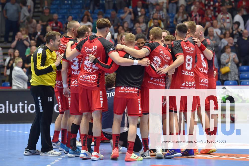 Jubel, Freude nach dem Sieg; Nebojsa Simic (Torwart MT Melsungen 16) (L) , GER, MT Melsungen - Frisch Auf Goeppingen, Handball, 1. Bundesliga Maenner, 01.06.2023, GER, MT Melsungen - Frisch Auf Goeppingen, Handball, 1. Bundesliga Maenner, 01.06.2023 Kassel