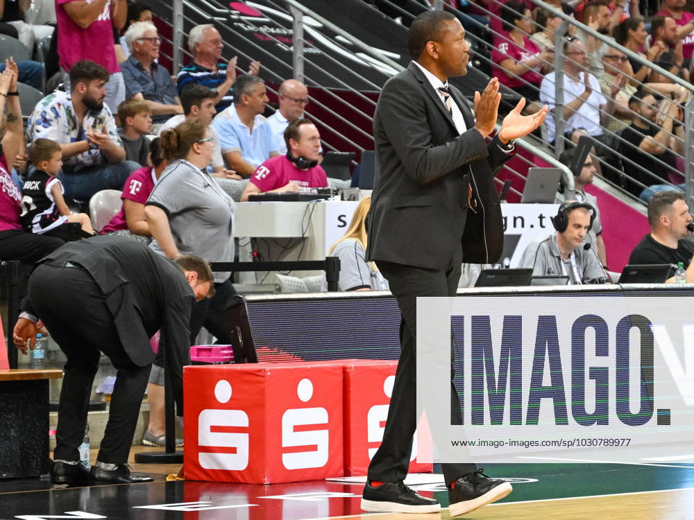 Tyron Mccoy (Ratiopharm Ulm, Assistent Coach) ist zufrieden. Dahinter Anton Gavel (Ratiopharm Ulm, Head Coach). Telekom Baskets Bonn vs. ratiopharm Ulm, Basketball, easy Credit BBL, 1. Finale, Saison 2022 2023, 09.06.2023 Telekom Baskets Bonn vs. ratiopharm Ulm, Basketball, easy Credit BBL, Saison 2022 2023, 1. Finale, 09.06.2023 Bonn