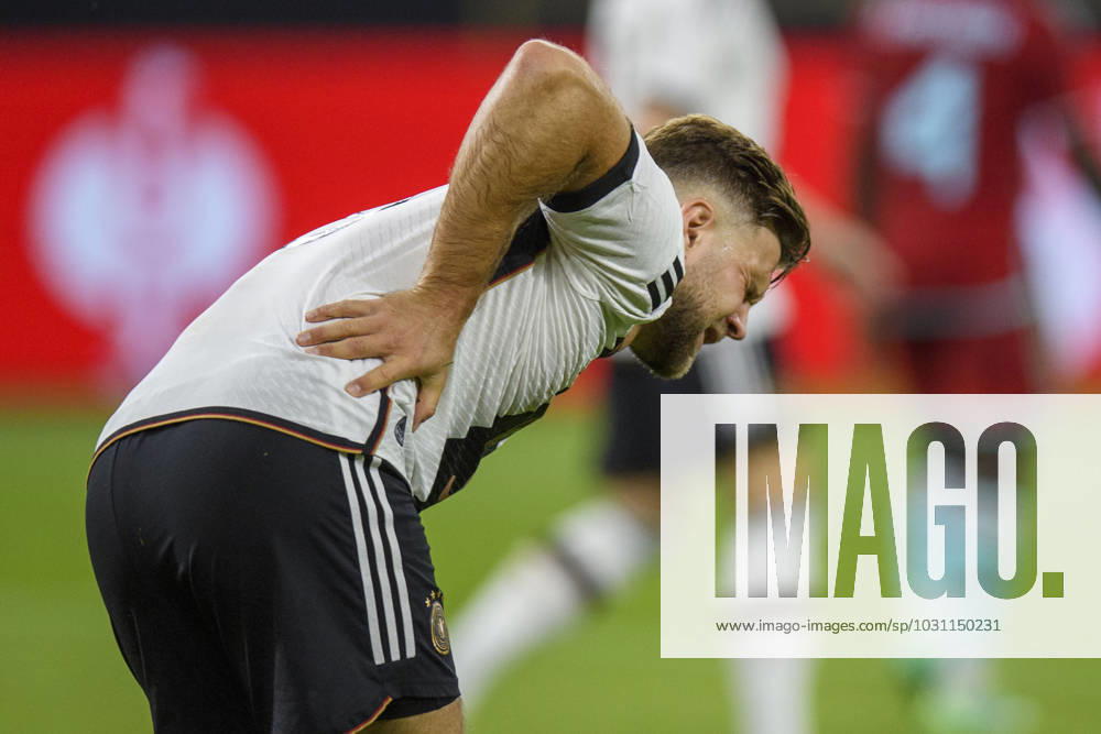Fußball: Nationalmannschaft, Freundschaftsspiel, Deutschland - Kolumbien am 20.06.2023 in der Veltins-Arena in Gelsenkirchen (Nordrhein-Westfalen). Niclas Füllkrug (Deutschland) hat Schmerzen am Rücken, DFB REGULATIONS PROHIBIT ANY USE OF PHOTOGRAPHS AS IMAGE SEQUENCES AND OR QUASI-VIDEO.