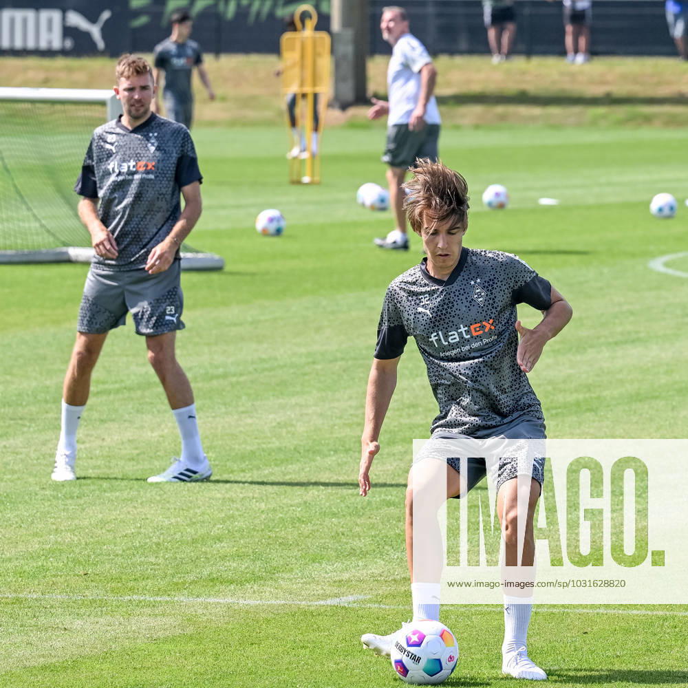Florian Neuhaus (Borussia Moenchengladbach, 32) legt den Ball quer. Dahinter Christoph Kramer (Borussia Moenchengladbach, 23). Borussia Moenchengladbach, Fussball, 1. Bundesliga, Training, Saison 2023 2024, 11.07.2023 Borussia Moenchengladbach, Fussball, 1. Bundesliga, Training, Saison 2023 2024, 11.07.2023 Moenchengladbach