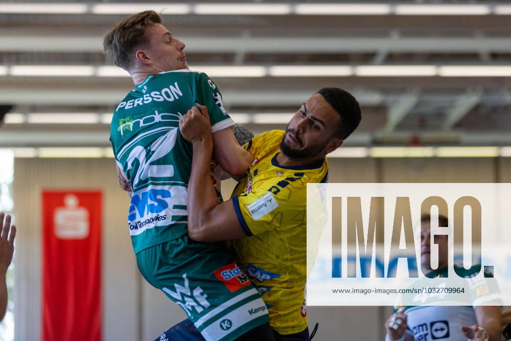Erik Persson (FRISCH AUF! Goeppingen, 22) im Zweikampf gegen Philipp Ahouansou (Rhein-Neckar-Loewen, 19) GER, Rhein-Neckar-Loewen vs. FRISCH AUF! Goeppingen, Handball, S-Cup Altensteig, Finale, 30.07.2023 GER, Rhein-Neckar-Loewen vs. FRISCH AUF! Goeppingen, Handball, S-Cup Altensteig, Finale, 30.07.2023 Altensteig