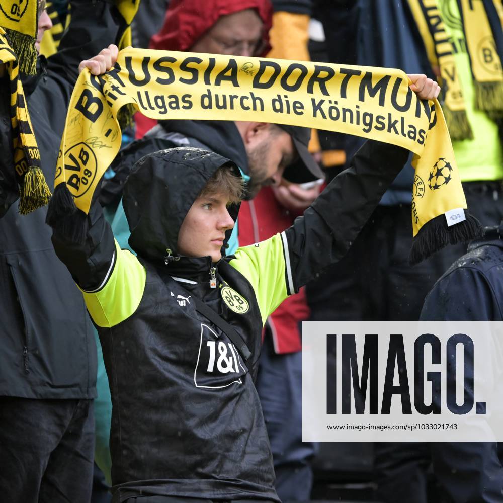 DORTMUND - Borussia Dortmund supporter during the friendly match between Borussia Dortmund and Ajax Amsterdam at the Signal Iduna Park on August 6, 2023 in Dortmund, Germany. AP Dutch Height Pre-Season Friendly 2023 2024 ANPxSportx xGerritxvanxKeulenxIVx 475201550 originalFilename: 475201550