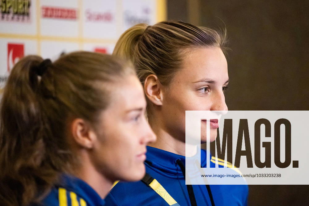 Filippa Angeldahl and Nathalie Björn of the Swedish women s national football team are interviewed at a press event during the FIFA Women s World Cup on August 13, 2023 in Auckland. Photo: Mathias Bergeld BILDBYRAN kod MB MB0688 fotboll football soccer fotball fotbolls-vm världsmästerskap vm fifa womens world cup pressträff event meeting sverige a sweden 25 dam bbeng intervju interview