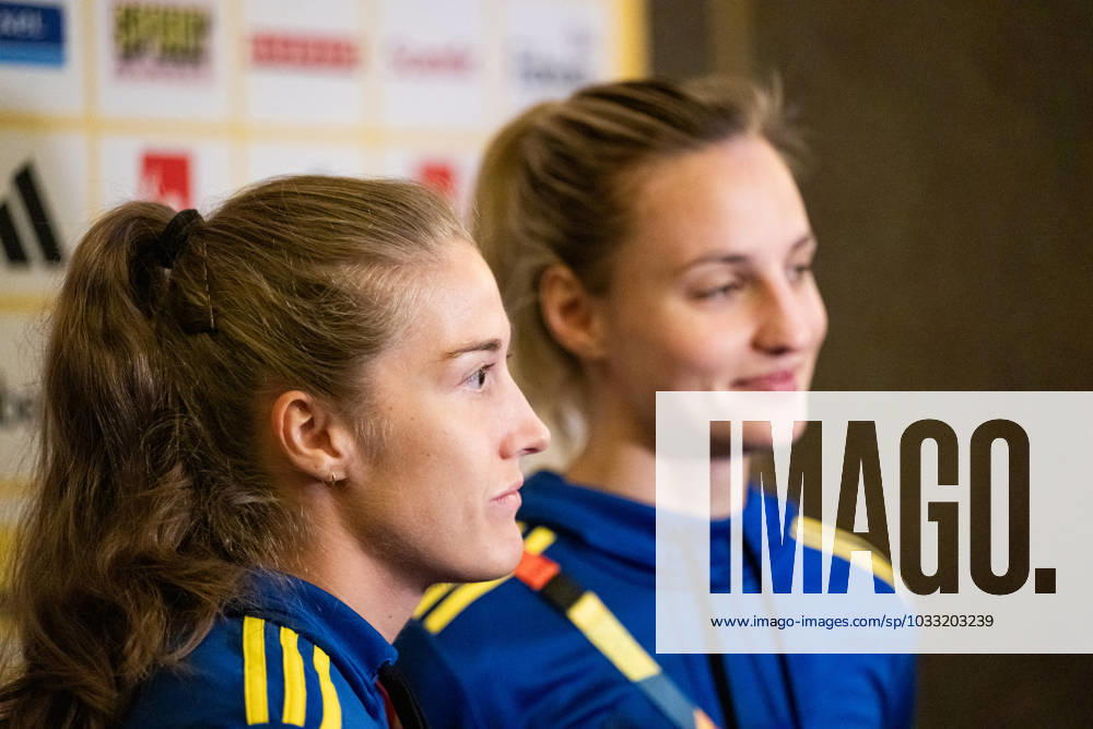 Filippa Angeldahl and Nathalie Björn of the Swedish women s national football team are interviewed at a press event during the FIFA Women s World Cup on August 13, 2023 in Auckland. Photo: Mathias Bergeld BILDBYRAN kod MB MB0688 fotboll football soccer fotball fotbolls-vm världsmästerskap vm fifa womens world cup pressträff event meeting sverige a sweden 25 dam bbeng intervju interview