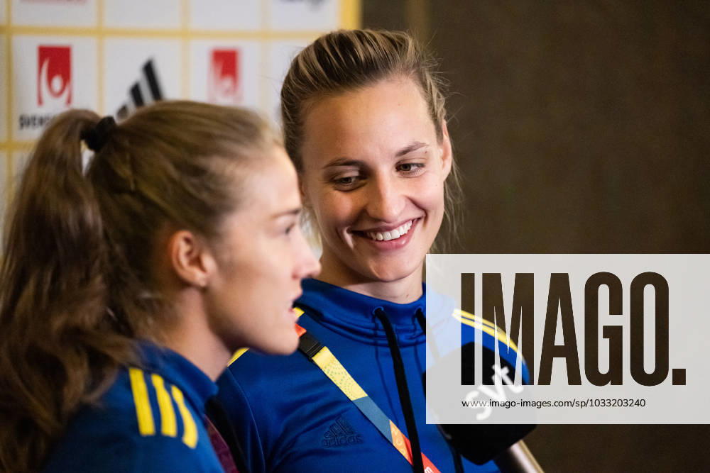 Filippa Angeldahl and Nathalie Björn of the Swedish women s national football team are interviewed at a press event during the FIFA Women s World Cup on August 13, 2023 in Auckland. Photo: Mathias Bergeld BILDBYRAN kod MB MB0688 fotboll football soccer fotball fotbolls-vm världsmästerskap vm fifa womens world cup pressträff event meeting sverige a sweden 25 dam bbeng intervju interview