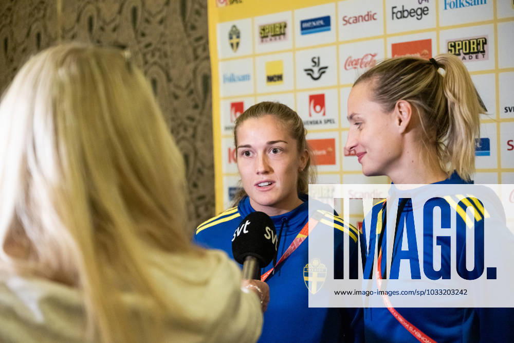 Filippa Angeldahl and Nathalie Björn of the Swedish women s national football team are interviewed at a press event during the FIFA Women s World Cup on August 13, 2023 in Auckland. Photo: Mathias Bergeld BILDBYRAN kod MB MB0688 fotboll football soccer fotball fotbolls-vm världsmästerskap vm fifa womens world cup pressträff event meeting sverige a sweden 25 dam bbeng intervju interview