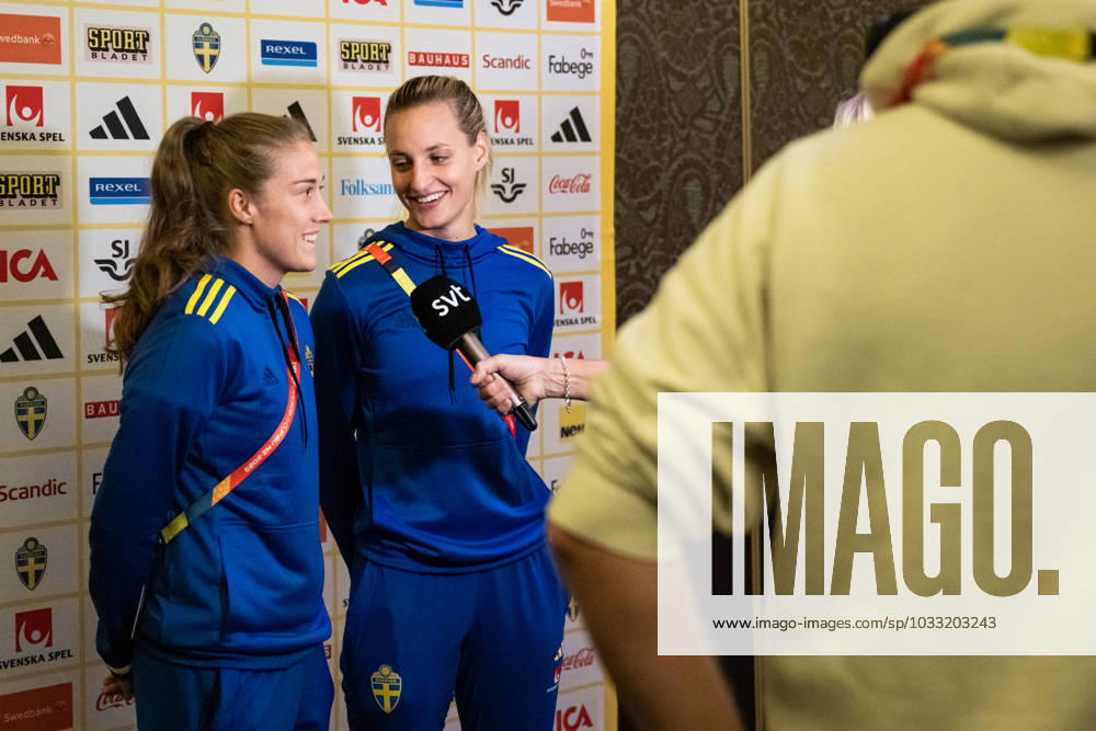 Filippa Angeldahl and Nathalie Björn of the Swedish women s national football team are interviewed at a press event during the FIFA Women s World Cup on August 13, 2023 in Auckland. Photo: Mathias Bergeld BILDBYRAN kod MB MB0688 fotboll football soccer fotball fotbolls-vm världsmästerskap vm fifa womens world cup pressträff event meeting sverige a sweden 25 dam bbeng intervju interview