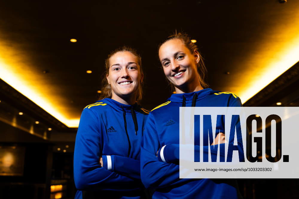 Filippa Angeldahl and Nathalie Björn of the Swedish women s national football team pose for a picture at a press event during the FIFA Women s World Cup on August 13, 2023 in Auckland. Photo: Mathias Bergeld BILDBYRAN kod MB MB0688 fotboll football soccer fotball fotbolls-vm världsmästerskap vm fifa womens world cup pressträff event meeting sverige a sweden 25 dam bbeng portrait porträtt