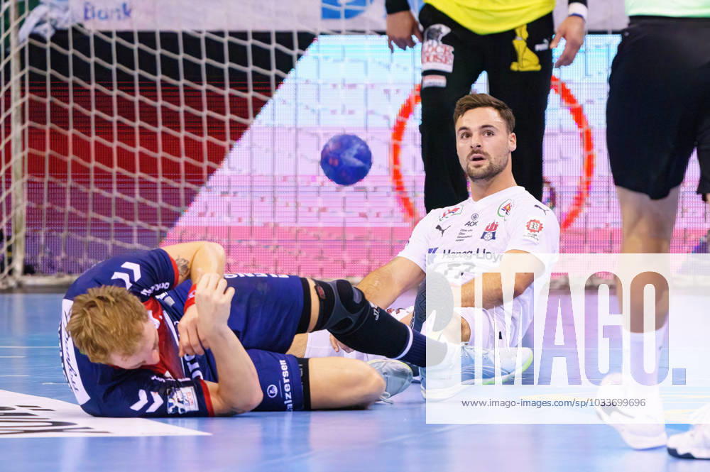 Simon Pytlick (SG Flensburg-Handewitt, 02) und Dani Baijens (Handball Verein Hamburg, 77) nach Zusammenprall am Boden SG Flensburg-Handewitt vs. Handball Sport Verein Hamburg, Handball, Spieltag 1, Saison 2023 2024, 24.08.2023 SG Flensburg-Handewitt vs. Handball Sport Verein Hamburg, Handball, Spieltag 1, Saison 2023 2024, 24.08.2023 Flensburg
