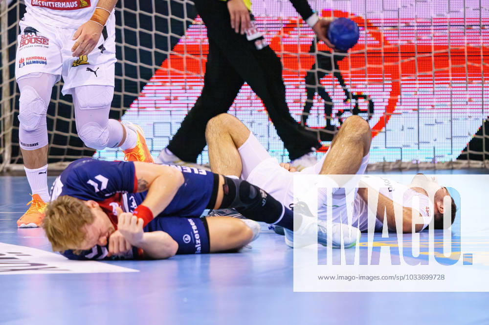 Simon Pytlick (SG Flensburg-Handewitt, 02) und Dani Baijens (Handball Verein Hamburg, 77) nach Zusammenprall am Boden SG Flensburg-Handewitt vs. Handball Sport Verein Hamburg, Handball, Spieltag 1, Saison 2023 2024, 24.08.2023 SG Flensburg-Handewitt vs. Handball Sport Verein Hamburg, Handball, Spieltag 1, Saison 2023 2024, 24.08.2023 Flensburg