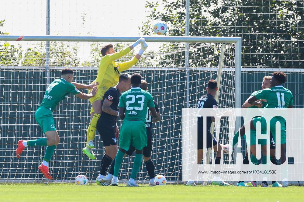 Torwartaktion von Finn Dahmen 1 (FC Augsburg), FC Augsburg vs. SpVgg Greuther Fuerth, Fussball, Testspiel, 07.09.2023 Augsburg Bayern Deutschland
