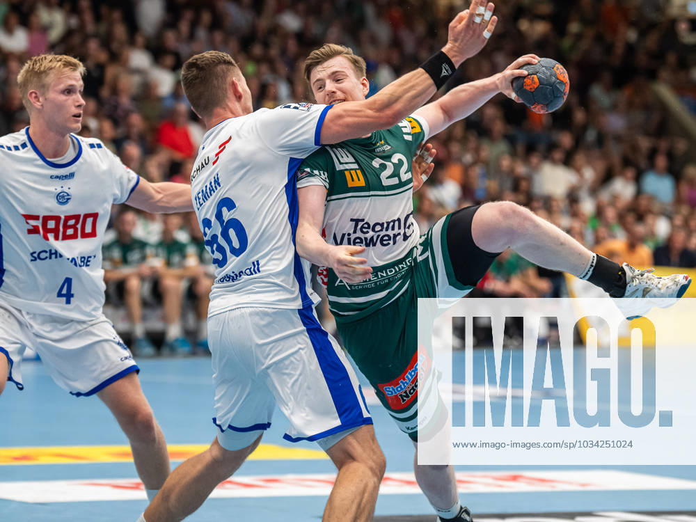 Erik Persson (Frisch Auf Goeppingen, 22) im Zweikampf mit Stepan Zeman (VfL Gummersbach, 66), Frisch Auf Goeppingen vs. VfL Gummersbach, 1. Bundesliga, Handball, Herren, 09.09.2023 Frisch Auf Goeppingen vs. VfL Gummersbach, 1. Bundesliga, Handball, Herren, 09.09.2023 Goeppingen