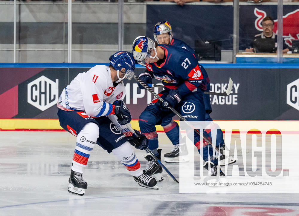 Kampf um den Puck Zweikampf zwischen Daniel Jakubitzka (HC Tiwak Innsbruck, 11) und Veit Oswald (EHC Red Bull Muenchen, 27). GER, EHC Red Bull Muenchen gegen HC TIWAK Innsbruck, Eishockey, Champions Hockey League, Gruppenphase, 4. Spieltag, Saison 2023 2024, 10.09.2023. GER, EHC Red Bull Muenchen gegen HC TIWAK Innsbruck, Eishockey, Champions Hockey League, Gruppenphase, 4. Spieltag, Saison 2023 2024, 10.09.2023. Muenchen