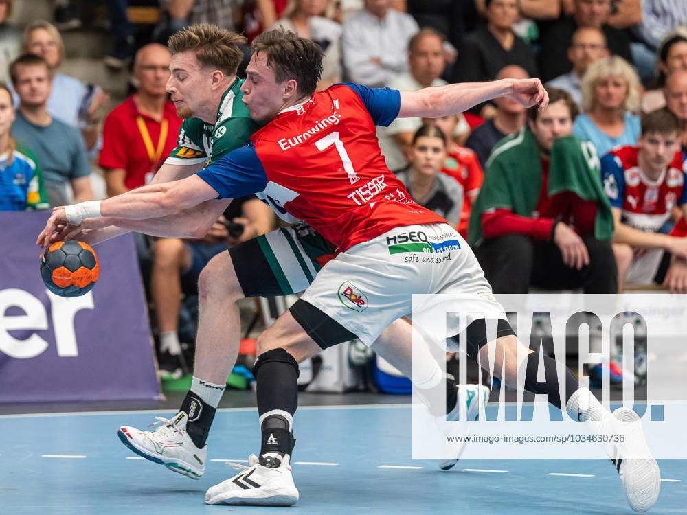 Erik Persson (Frisch Auf Goeppingen, 22) im Zweikampf mit Leif Tissier (Handball Verein Hamburg, 07), Frisch Auf Goeppingen vs. Handball Sport Verein Hamburg, 1. Bundesliga, Handball, Herren, 21.09.2023 Frisch Auf Goeppingen vs. Handball Sport Verein Hamburg, 1. Bundesliga, Handball, Herren, 21.09.2023 Goeppingen