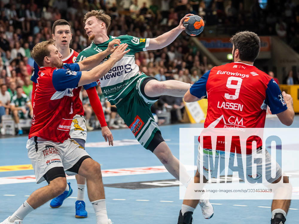Erik Persson (Frisch Auf Goeppingen, 22) im Zweikampf mit Niklas Weller (Handball Verein Hamburg, 13), Frisch Auf Goeppingen vs. Handball Sport Verein Hamburg, 1. Bundesliga, Handball, Herren, 21.09.2023 Frisch Auf Goeppingen vs. Handball Sport Verein Hamburg, 1. Bundesliga, Handball, Herren, 21.09.2023 Goeppingen