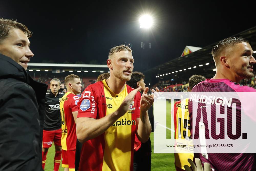 DEVENTER - (l-r) Joris Kramer of Go Ahead Eagles, Go Ahead Eagles goalkeeper Jeffrey de Lange during the Dutch Eredivisie match between Go Ahead Eagles and Fortuna Sittard in De Adelaarshorst on September 22, 2023 in Deventer, Netherlands. ANP BART STOUTJESDIJK Dutch Eredivisie 2023 2024 ANPxSportx IVx 478987009 originalFilename: 478987009