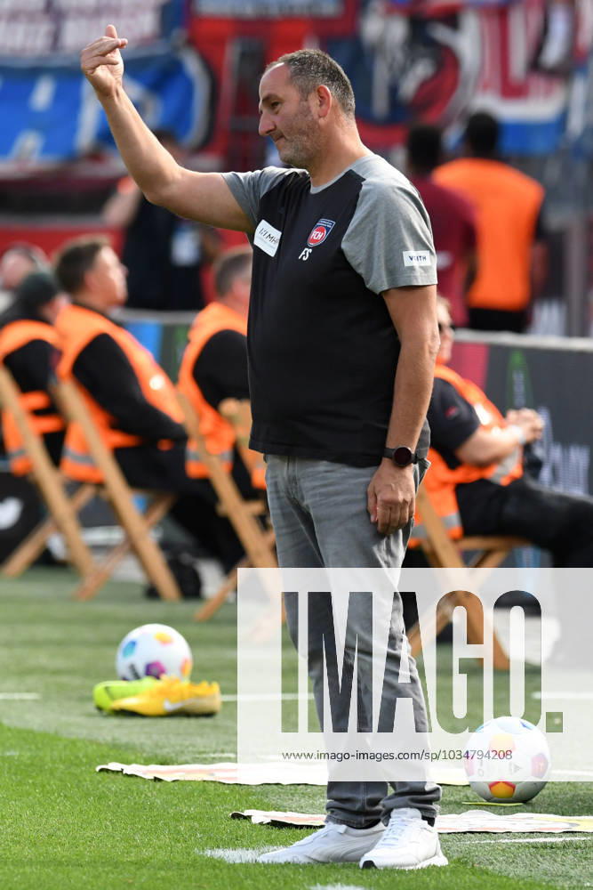 Trainer Frank Schmidt ( 1 FC Heidenheim ) gestikuliert. GER, Bayer 04 Leverkusen vs 1 FC Heidenheim, Fussball, Bundesliga, 5. Spieltag, Spielzeit 2023 2024, 24.09.2023 DFL REGULATIONS PROHIBIT ANY USE OF PHOTOGRAPHS AS IMAGE SEQUENCES AND OR QUASI-VIDEO GER, Bayer 04 Leverkusen vs 1 FC Heidenheim, Fussball, Bundesliga, 5. Spieltag, Spielzeit 2023 2024, 24.09.2023 Leverkusen
