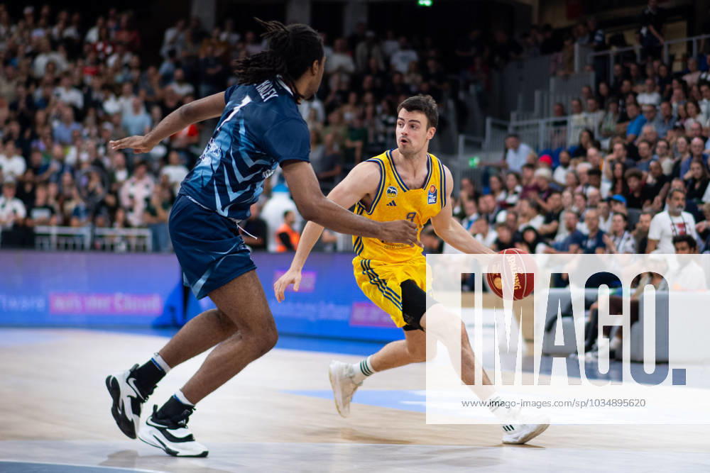 Jonas Mattisseck (Alba Berlin, 09) im Zweikampf mit Isaiah Whaley (MLP Academics Heidelberg, 01), GER, MLP Academics Heidelberg vs Alba Berlin, easycredit Basketball Bundesliga, 1. Spieltag, Saison 2023 2024, 28.09.2023 GER, MLP Academics Heidelberg vs Alba Berlin, easycredit Basketball Bundesliga, 1. Spieltag, Saison 2023 2024, 28.09.2023 Heidelberg