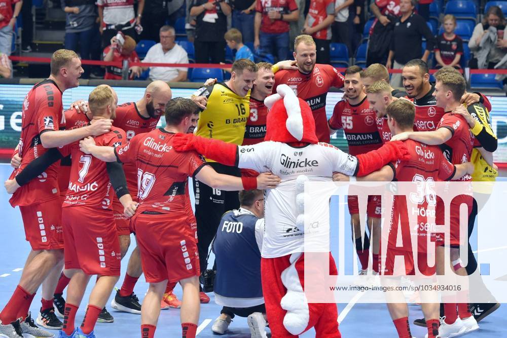Jubel, Freude nach dem Sieg: Nebojsa Simic (Torwart MT Melsungen 16), Timo Kastening (MT Melsungen 73), Julius Kuehn (MT Melsungen 5) (hinten), Elvar Oern Jonsson (MT Melsungen 19), David Mandic (MT Melsungen 7) , GER, MT Melsungen - TSV Hannover-Burgdorf, Handball, 1. Bundesliga Maenner 5. Spieltag, 29.09.2023, GER, MT Melsungen - TSV Hannover-Burgdorf, Handball, 1. Bundesliga Maenner, 5. Spieltag, 29.09.2023 Kassel