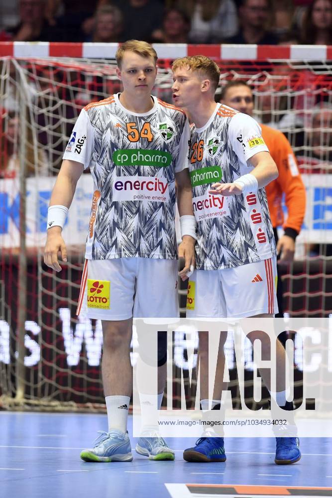 Justus Fischer (TSV Hannover-Burgdorf 54) und Jonathan Edvardsson (TSV Hannover-Burgdorf 26) (R) , GER, MT Melsungen - TSV Hannover-Burgdorf, Handball, 1. Bundesliga Maenner 5. Spieltag, 29.09.2023, GER, MT Melsungen - TSV Hannover-Burgdorf, Handball, 1. Bundesliga Maenner, 5. Spieltag, 29.09.2023 Kassel